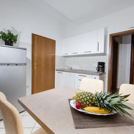 Apartamento Mit Pool By Interhome