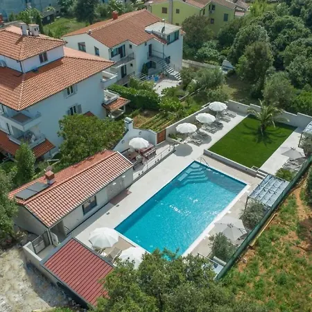 Mit Pool By Interhome * פולה