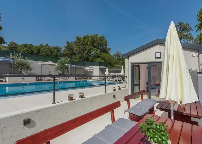 Mit Pool By Interhome Appartement Pula